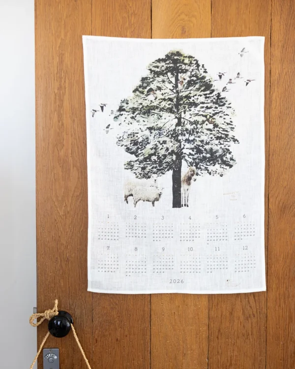 Fog Linen Work 2026 亞麻年曆布 - Whispers of the Woods 掛在木門上的正面圖