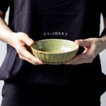 雙手捧着日本製 Tetote美濃燒中碗 松綠色款放在身前