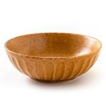 雙手捧着日本製 Tetote美濃燒中碗 栗色款的白色背景圖