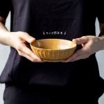 雙手捧着日本製 Tetote美濃燒中碗 栗色款放在身前