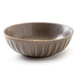 雙手捧着日本製 Tetote美濃燒中碗灰色款的白色背景圖