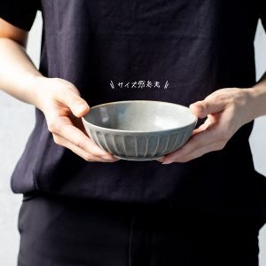 雙手捧着日本製 Tetote美濃燒中碗 灰色款放在身前