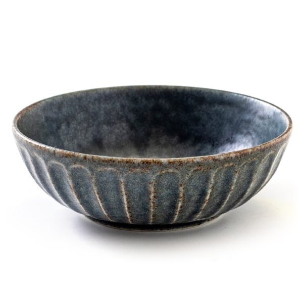 雙手捧着日本製 Tetote美濃燒中碗深藍色款的白色背景圖