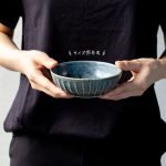 雙手捧着日本製 Tetote美濃燒中碗 深藍色款放在身前