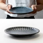 日本製 Tetote美濃燒碟子 深藍色款上、下兩幅合併圖,上圖是雙手捧着日本製 Tetote美濃燒中碗 松綠色款放在身前,下圖是碗的側面圖。