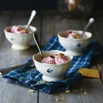 三個裝着甜品的 Studio M' Early Bird 燕子系列小碗放在木枱上。