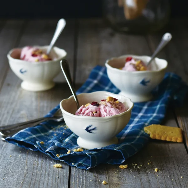 三個裝着甜品的 Studio M' Early Bird 燕子系列小碗放在木枱上。