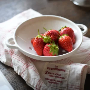 裝着士多啤利的白色款 Studio M’ Berry 雙耳瀝水碗