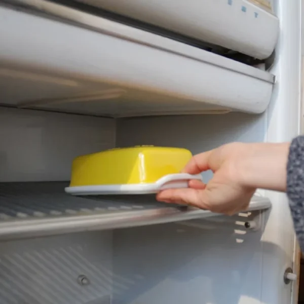 將 Studio M' Arrondi 牛油盒放進雪櫃