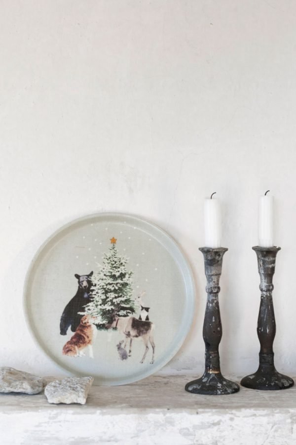 日本製 Fog Linen Work 亞麻面圓形托盤 聖誕限定款放在柜面豎直靠着牆壁，旁邊有二個蠟燭座，上面插着蠟燭。