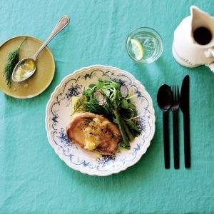 藍色款 Studio M’ Moment 圓餐盤裝着食物放在舖了綠色枱布的枱上