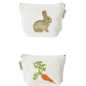 Isabelle Boinot 兔子和蘿蔔 舟形亞麻小物包產品圖片的上面是兔子圖案的一邊，下面是紅蘿蔔圖案的另一邊，背景為白色。