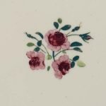 Studio M’ 2025 秋冬新系列 Rosier 圓餐盤花朵圖案特寫