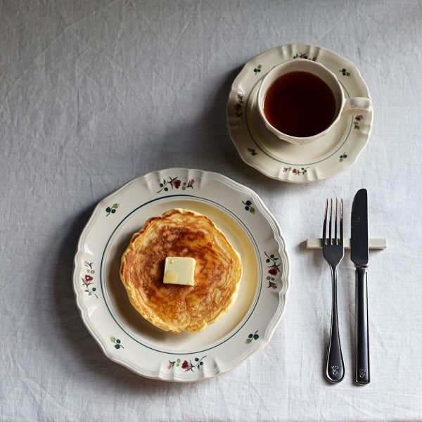 Studio M’ 2025 秋冬新系列 Rosier 圓餐盤裝着多士、旁邊有刀叉及一杯茶放在餐抬上的俯視圖。