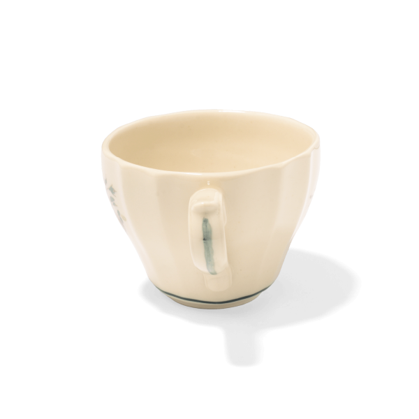 Studio M' Rosier 茶杯手柄的正面圖，可以看到手柄上有綠色圖案。