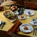 Studio M’ Poggio 芥辣黃格子枱布舖在餐枱上