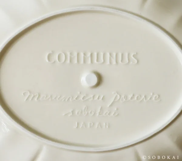 白色款 STUDIO M' Sobokai Communus 饗宴浮雕盤 (32.5cm) 的底部