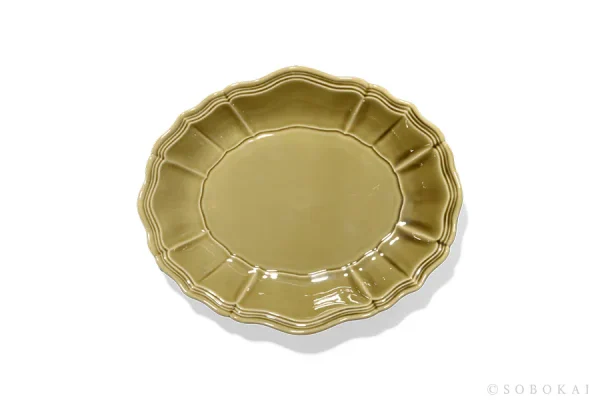 STUDIO M' Sobokai Communus 饗宴浮雕盤 32.5cm 橄欖綠 白色背景的正面