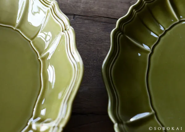 橄欖綠款STUDIO M' Sobokai Communus 饗宴浮雕盤邊緣細節特寫