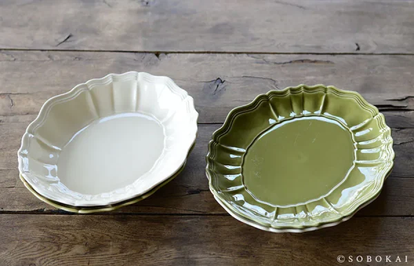 白色與橄欖綠款STUDIO M' Sobokai Communus 饗宴浮雕盤平排放在木枱上的俯視圖