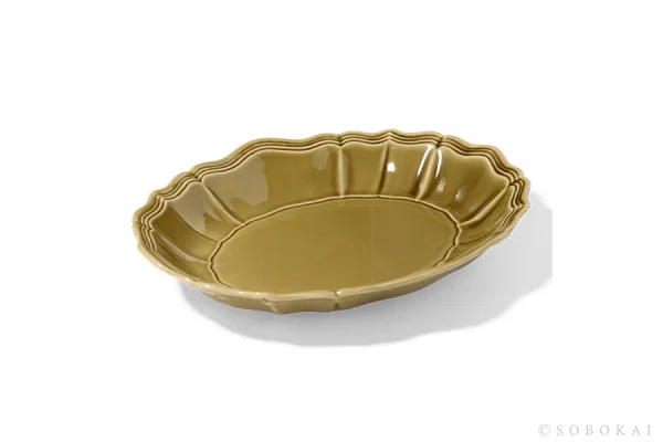 Sobokai Communus 浮雕饗盤 32.5cm 橄欖綠款，白色背景的側面圖。