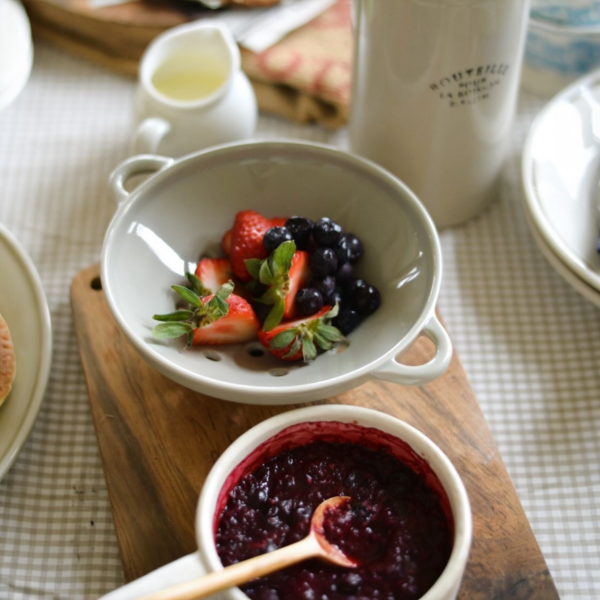 Studio M' Berry 雙耳瀝水碗 灰色款裝着莓菓放在木板上的較遠距離圖片。