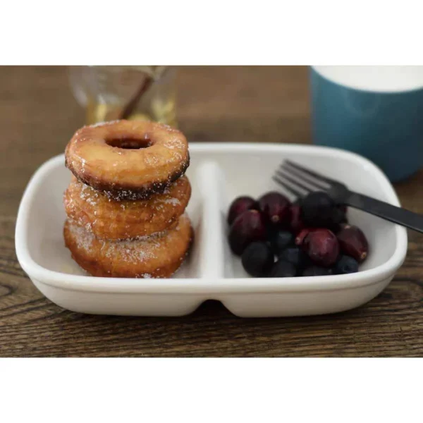 Studio M' Aeroport 雙格餐盤裝着甜甜圈及甜品放在木枱上