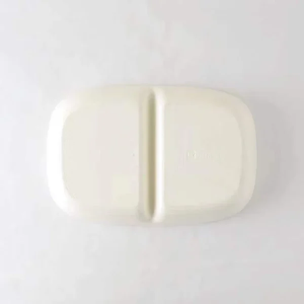 Studio M' Aeroport 雙格盤的底部白色背景俯視圖