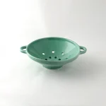 薄荷綠款 Studio M’ Berry 雙耳瀝水碗白色背景圖。