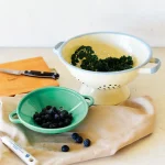 薄荷綠款 Studio M’ Berry 雙耳瀝水碗裝着藍莓。