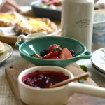 薄荷綠款 Studio M’ Berry 雙耳瀝水碗裝着草莓等放在枱上。