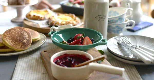 薄荷綠款 Studio M’ Berry 雙耳瀝水碗裝着草莓等放在枱上。