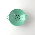 薄荷綠款 Studio M’ Berry 雙耳瀝水碗內部俯視圖。