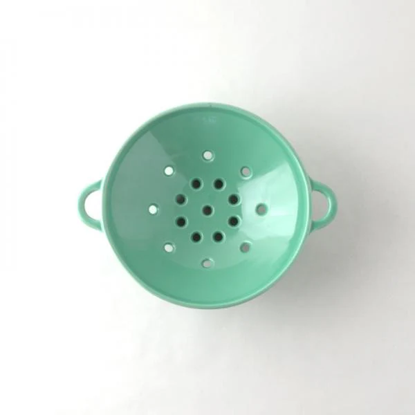 薄荷綠款 Studio M’ Berry 雙耳瀝水碗內部俯視圖。