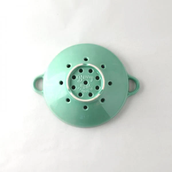 薄荷綠款 Studio M’ Berry 雙耳瀝水碗底部。