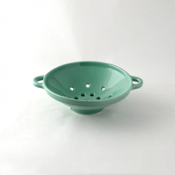 薄荷綠款 Studio M’ Berry 雙耳瀝水碗白色背景圖。