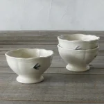 木餐枱上有三個 Studio M' Early Bird 小碗。