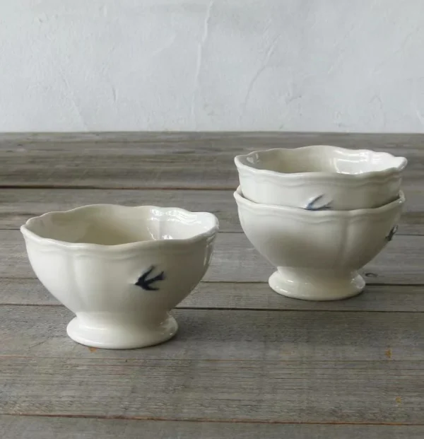 木餐枱上有三個 Studio M' Early Bird 小碗。