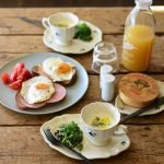 Studio M' Early Bird 燕子系列茶杯裝着食物放在枱面，枱上還有其他早餐食物與飲品。