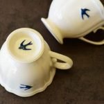 二個 Studio M' Early Bird 燕子系列茶杯一個打側、一個底部向上放在枱上。