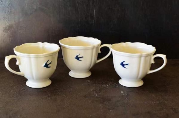 三個 Studio M' Early Bird 燕子系列茶杯排列在枱上