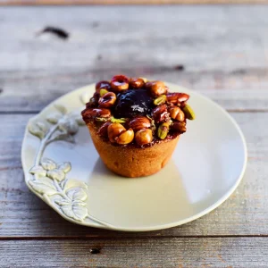 白色 Studio M' MINT 薄荷葉浮雕餐盤上面裝着甜點放在枱上。