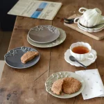 不同顏色和尺寸的 Studio M' MINT 浮雕餐盤上面裝着甜點與其他餐具一起放在枱面