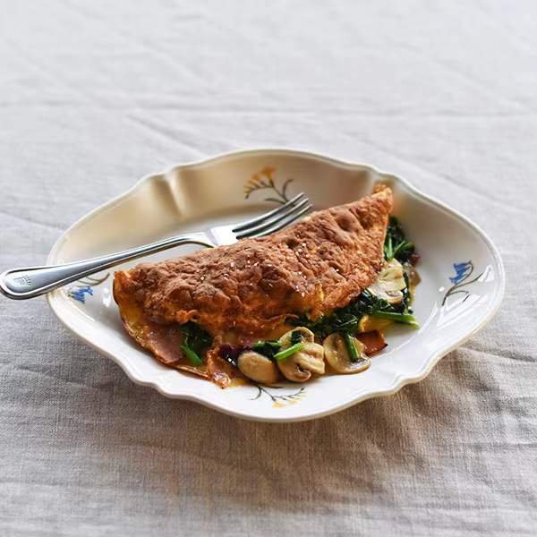 Studio M’ Mignardises 餐盤裝着食物與叉子擺放在枱上。