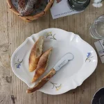 Studio M’ Mignardises 餐盤裝着麵包擺放在枱上的俯視圖。