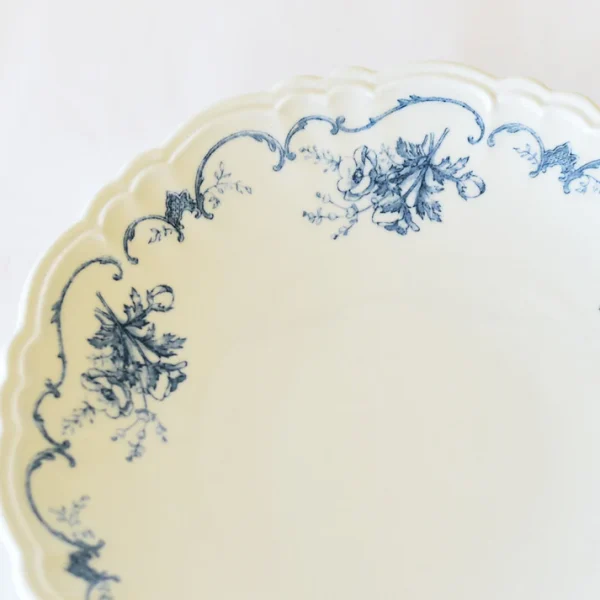 藍色款 Studio M’ Moment 圓餐盤的邊緣圖案設計特寫