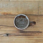 啡色的 Studio M' Mountain 直角手柄粗陶杯放在木枱上，底部向上的俯視圖。