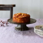 古銅色款Studio M' Parler 花瓣高腳托盤上面放着蛋糕放在枱上