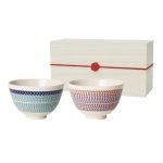 Tetote 鉋紋夫妻飯碗禮盒套裝的木盒與兩個碗的白色背景圖