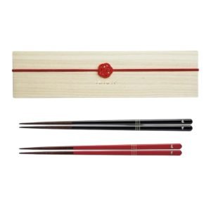日本製 Tetote OSHIDORI 鴛鴦對筷套裝的木盒與兩對筷子的白色背景圖